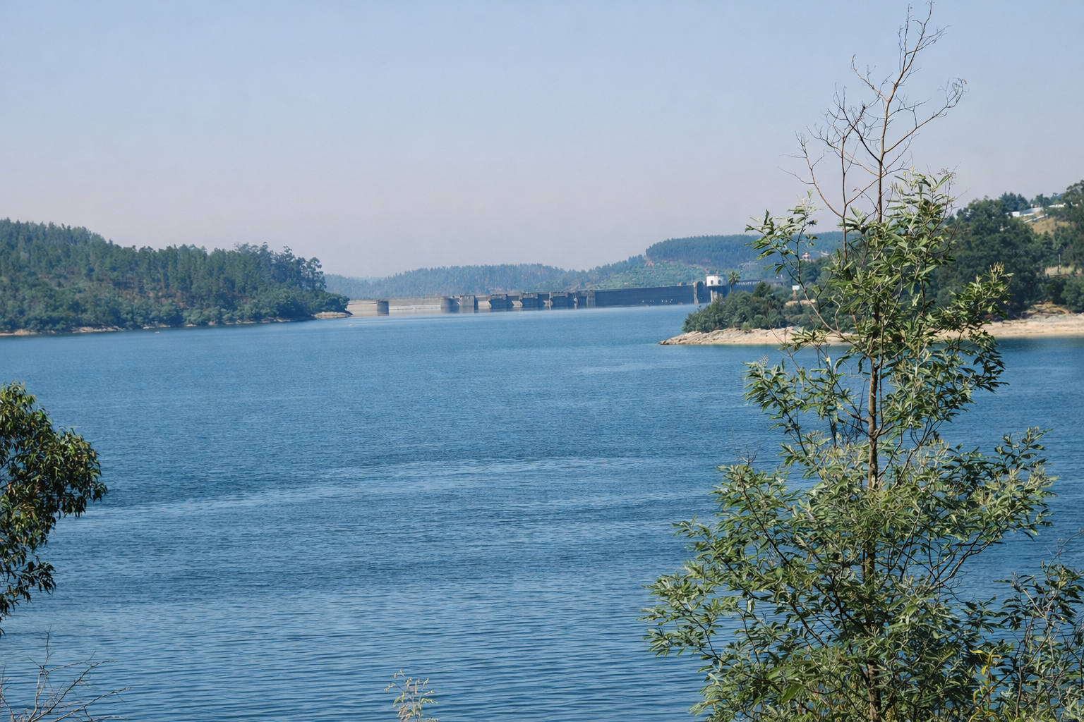 Lago sereno e represa tranquila