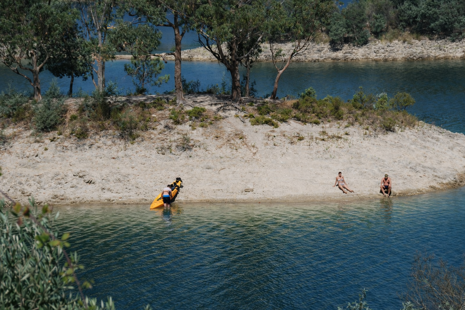 Passeio tranquilo à beira do lago