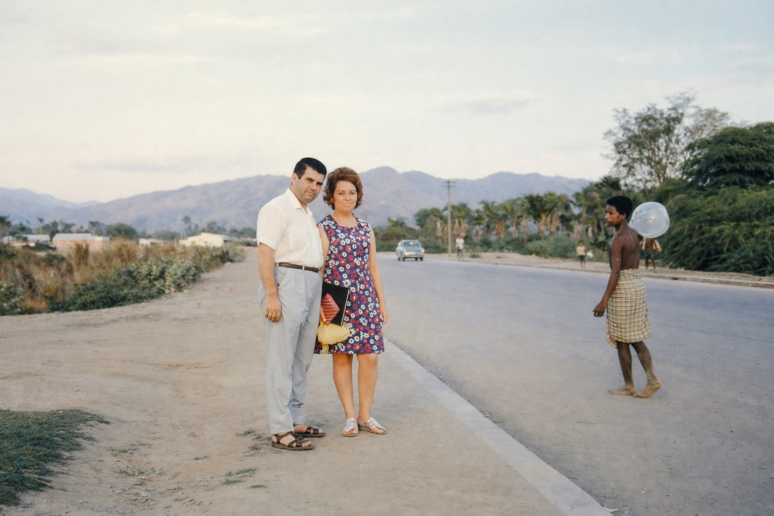 Casal à beira da estrada rural