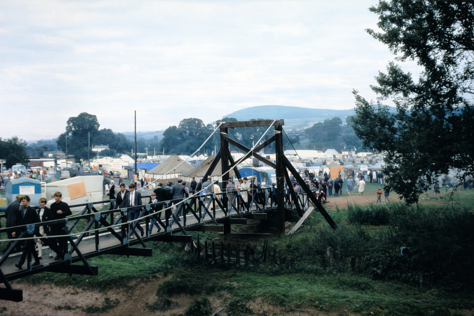 Ponte de madeira e feira rural