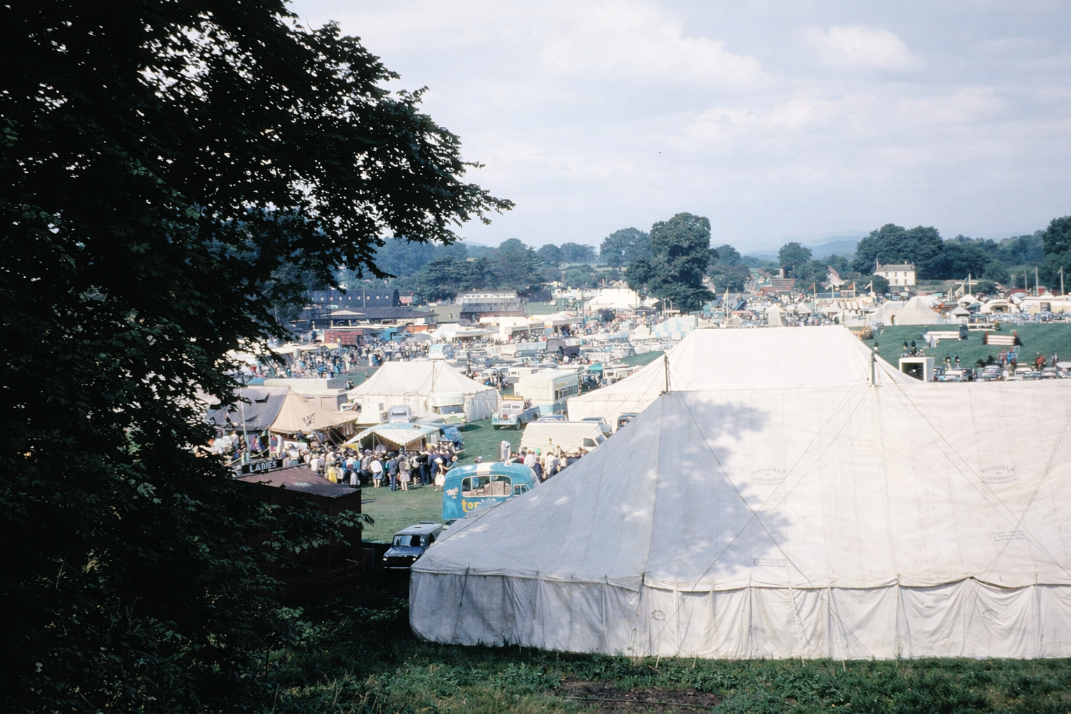 Feira ao ar livre no campo