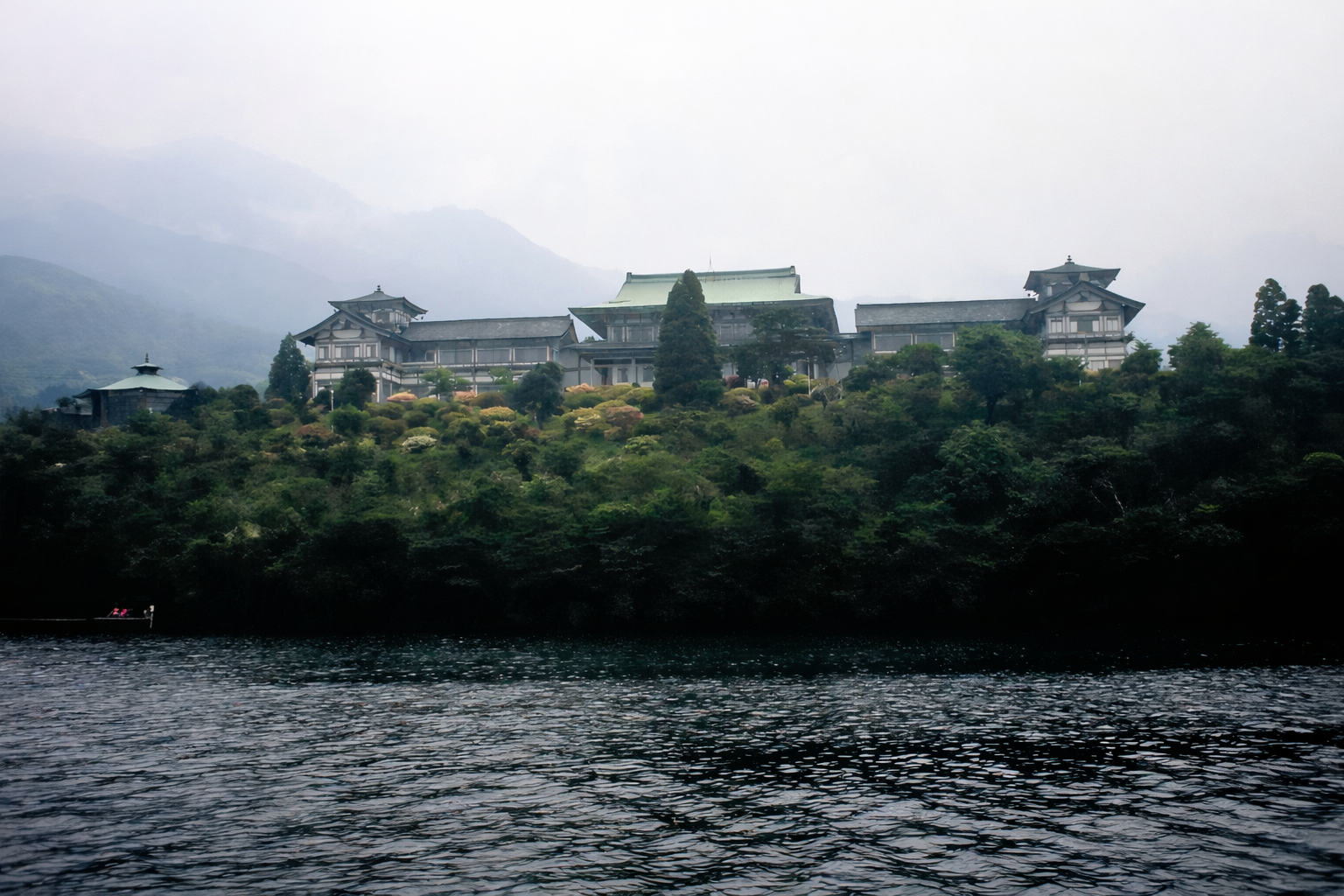 Templo japonês à beira do lago