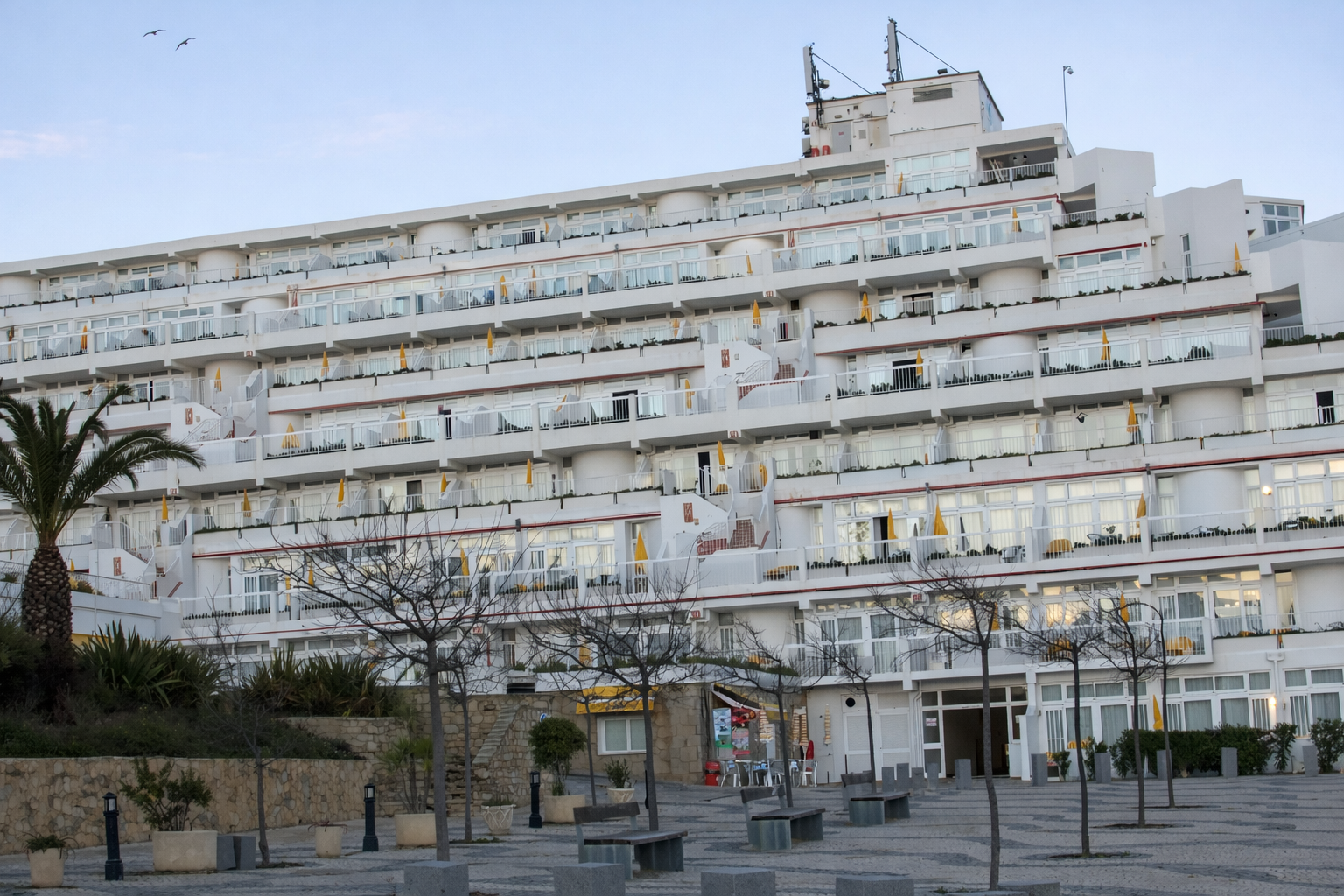 Edifício moderno e praça em destaque