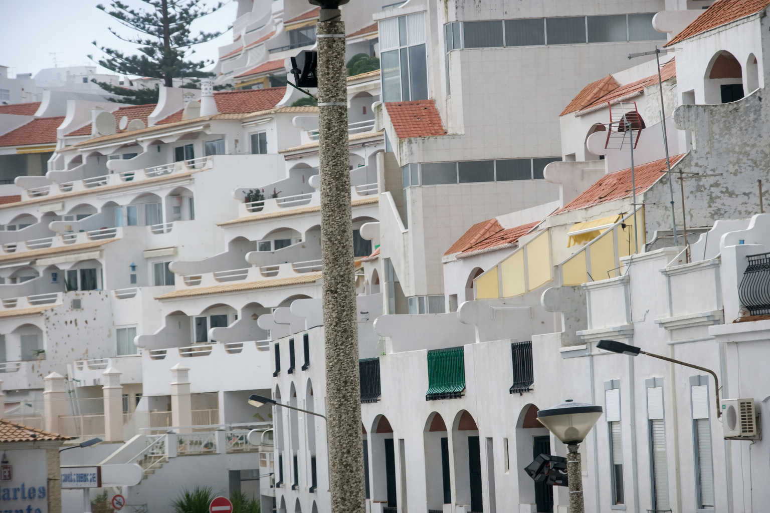 Rua mediterrânea com arquitectura mourisca