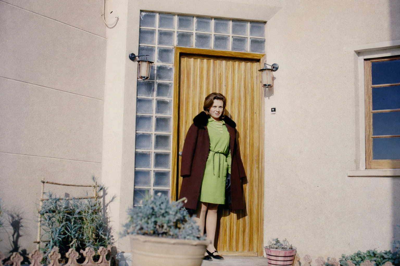 Mulher à porta com traje vintage
