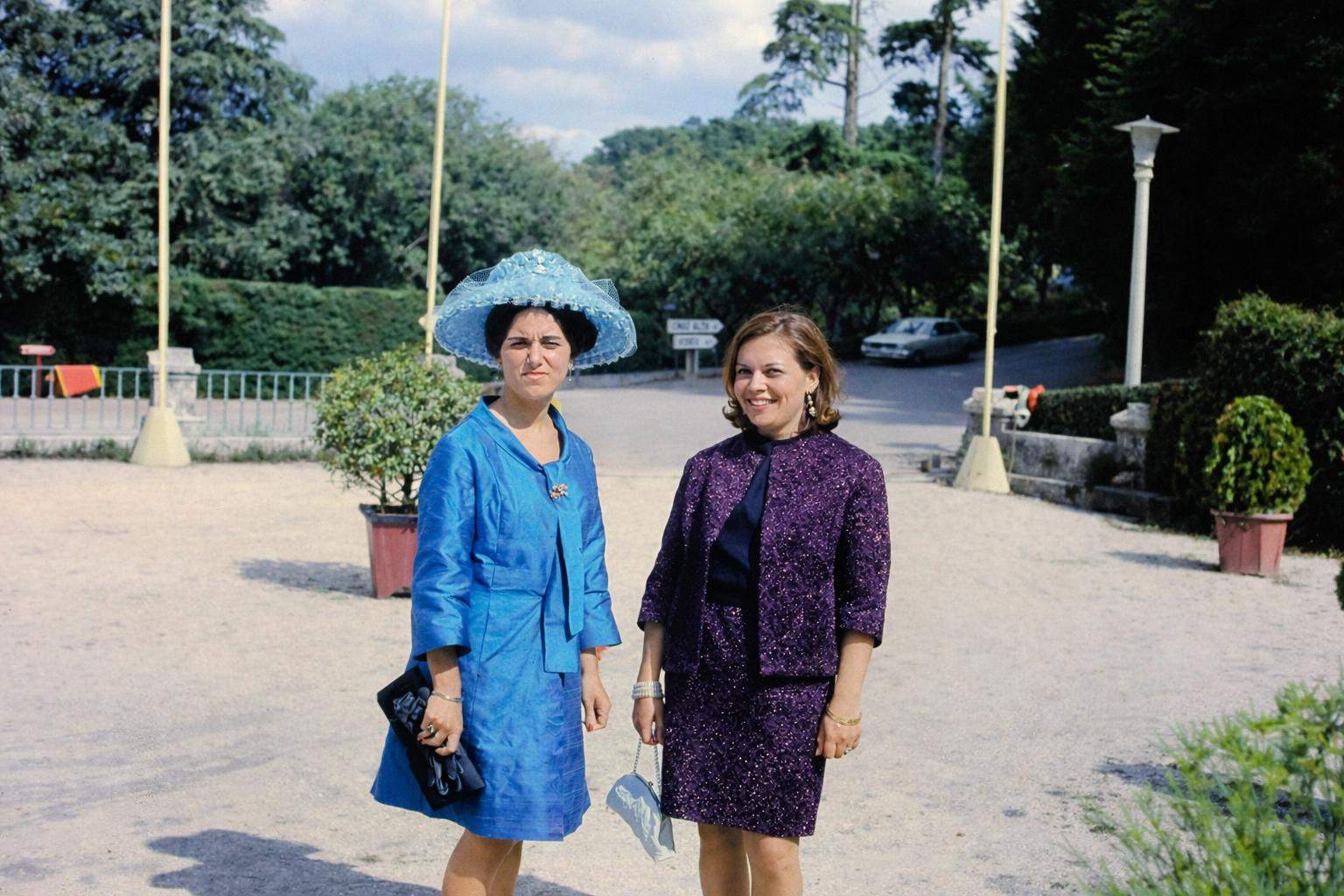 Mulheres elegantes em cenário ao ar livre
