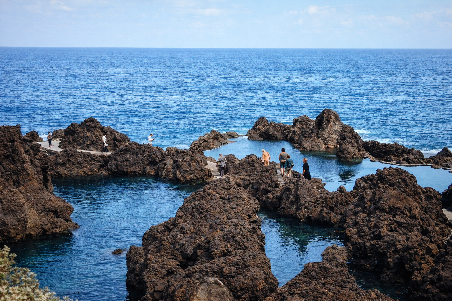 Aventuras nas piscinas naturais costeiras