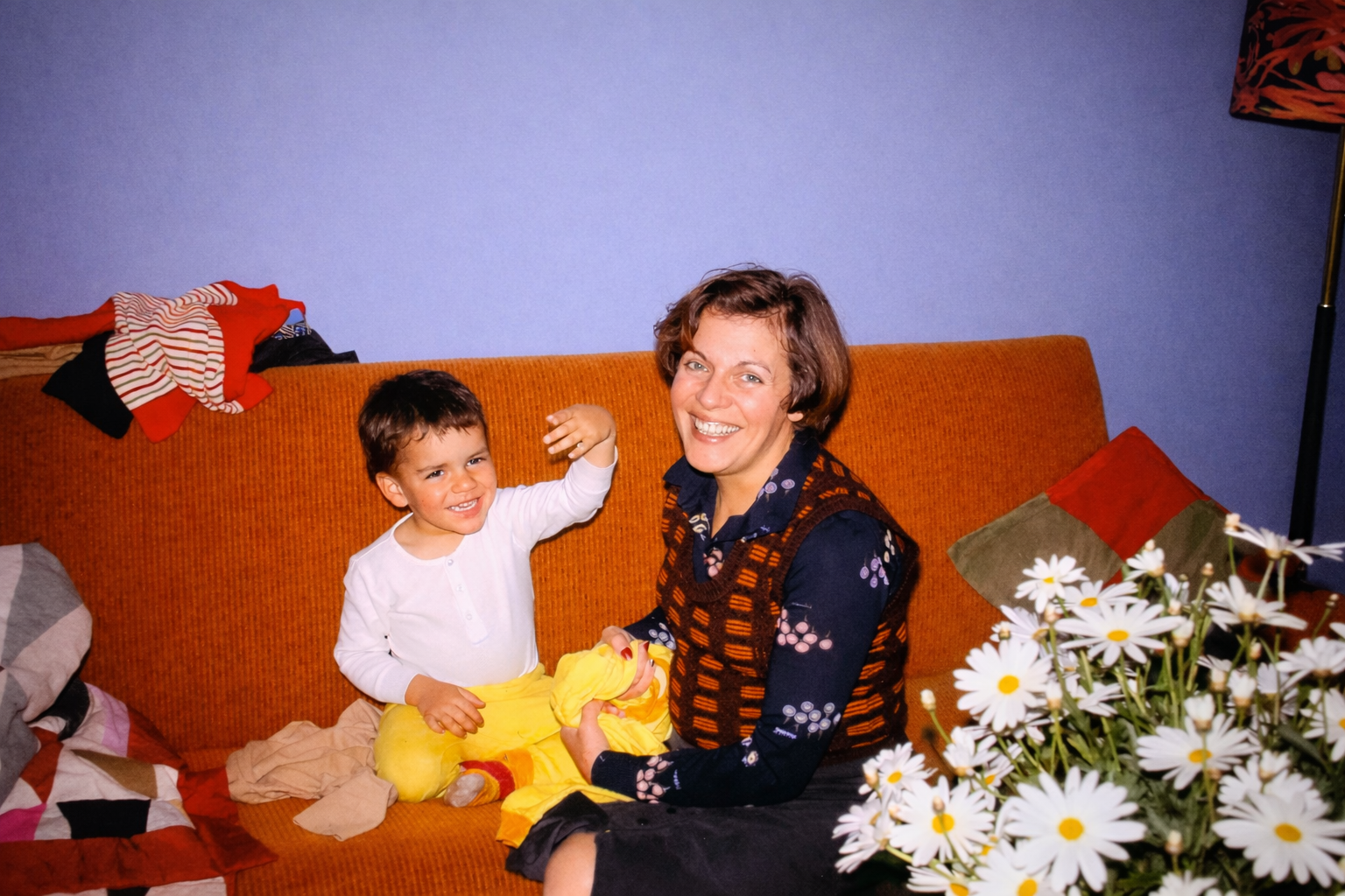 Mulher e menino sorrindo no sofá
