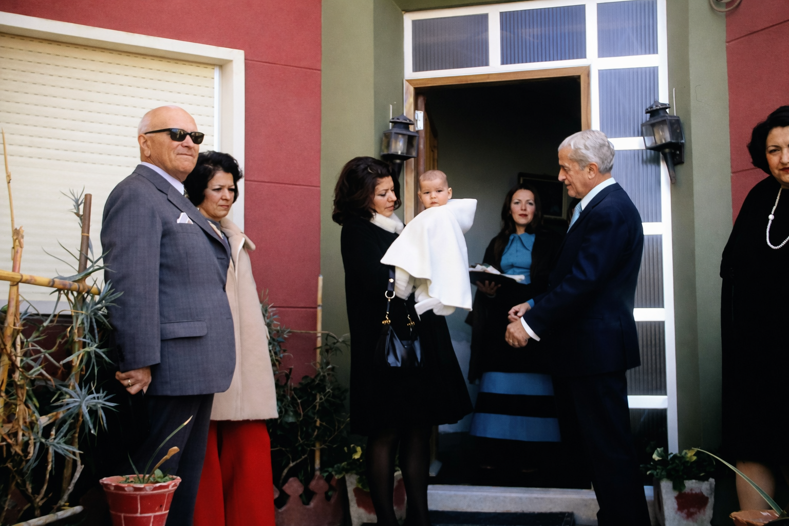 Reunião familiar na entrada da casa
