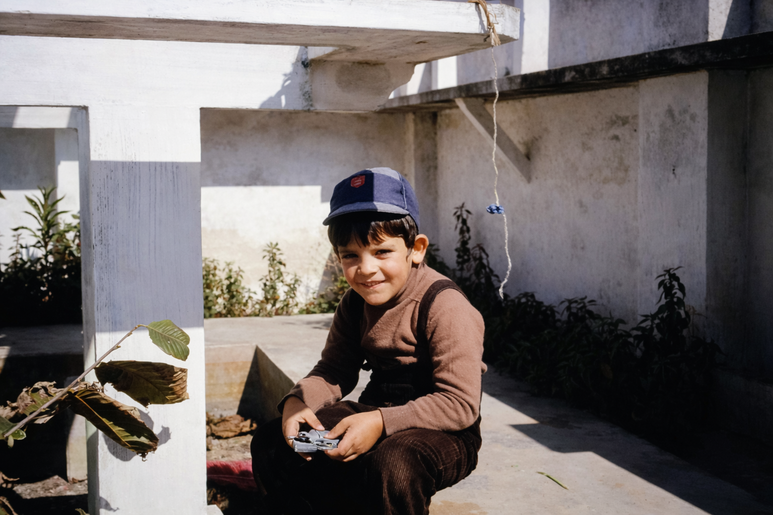 Menino a brincar ao sol
