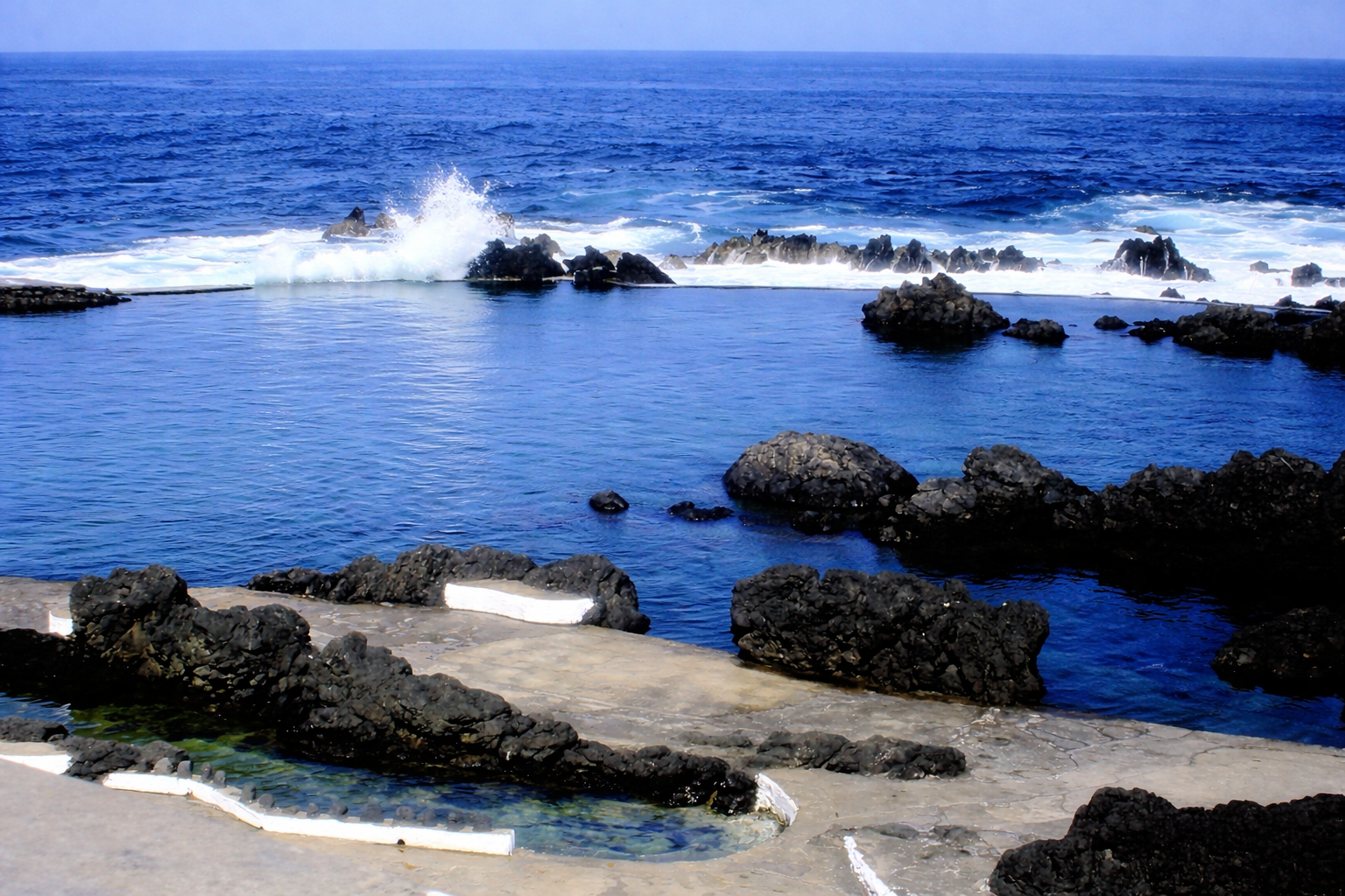 Piscina natural de rochas vulcânicas