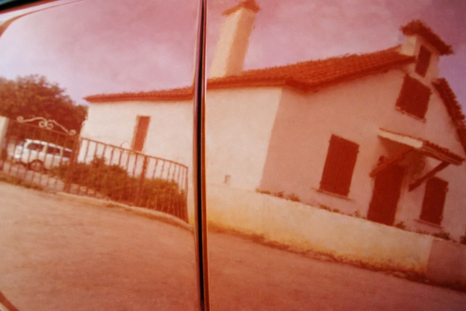 Reflexo da casa no carro