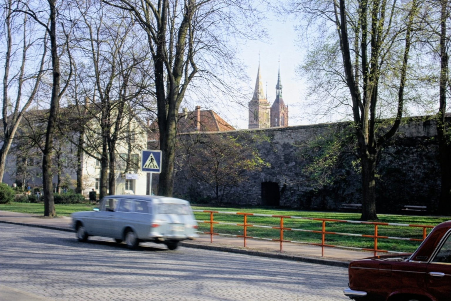 Rua tranquila e carros vintage