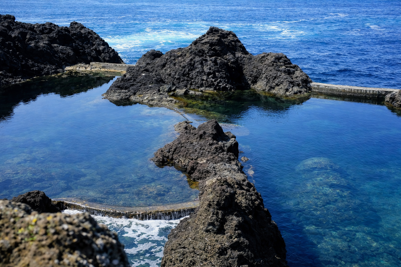 Piscinas naturais e rochas vulcânicas