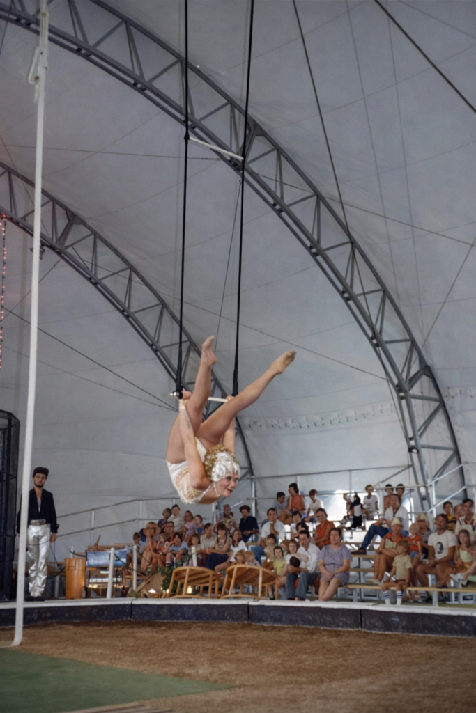 Acrobata no trapézio no circo