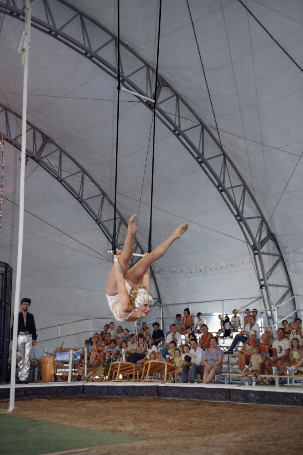 Acrobata no trapézio no circo