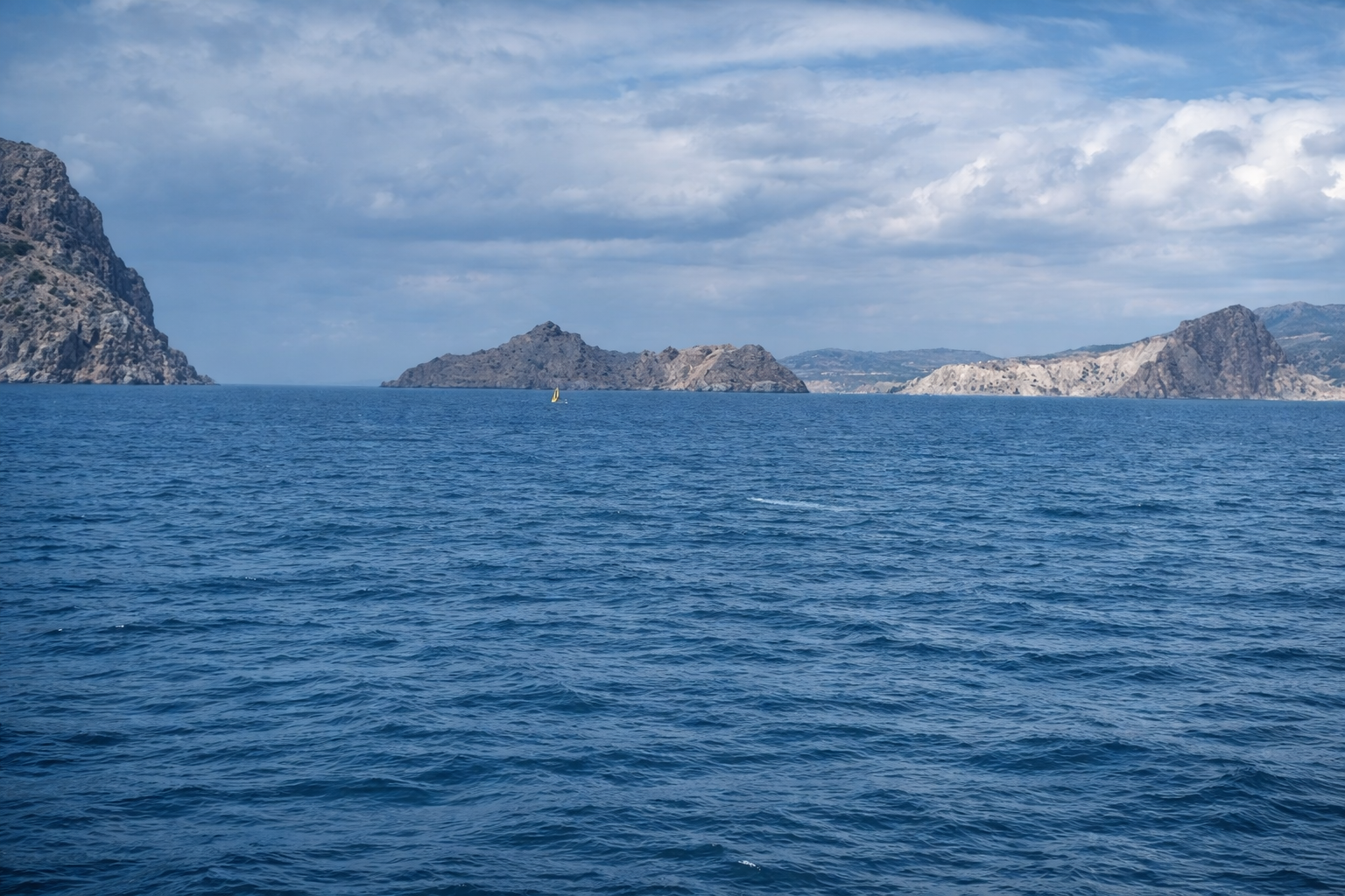 Ilha rochosa e vela amarela