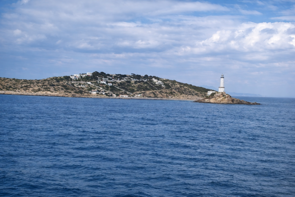 Ilha com farol e casas brancas