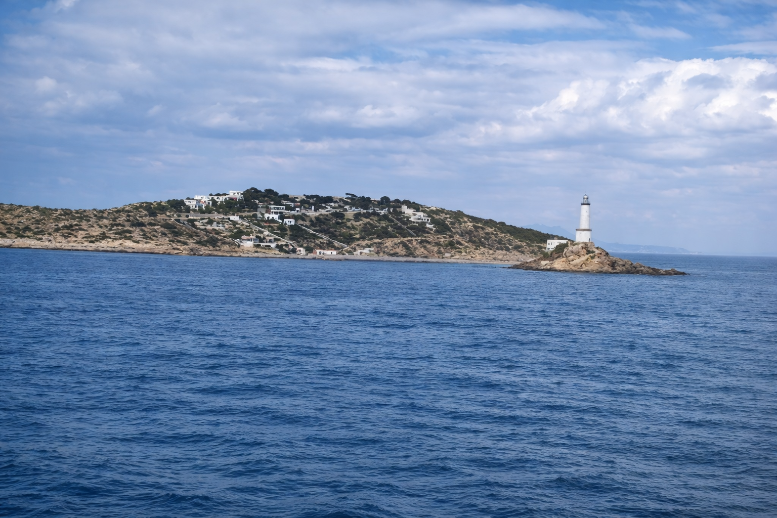 Ilha com farol e casas brancas