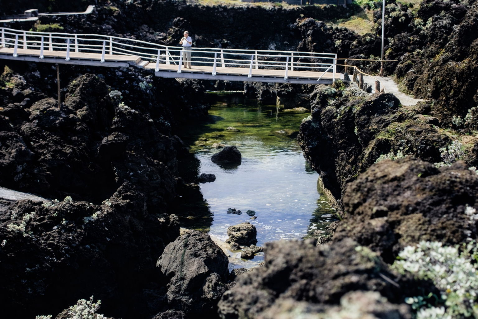 Ponte sobre piscina tidal nas rochas