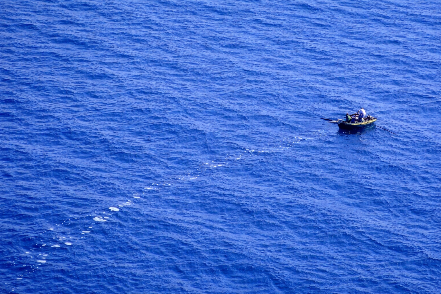 Barco a remo no oceano azul