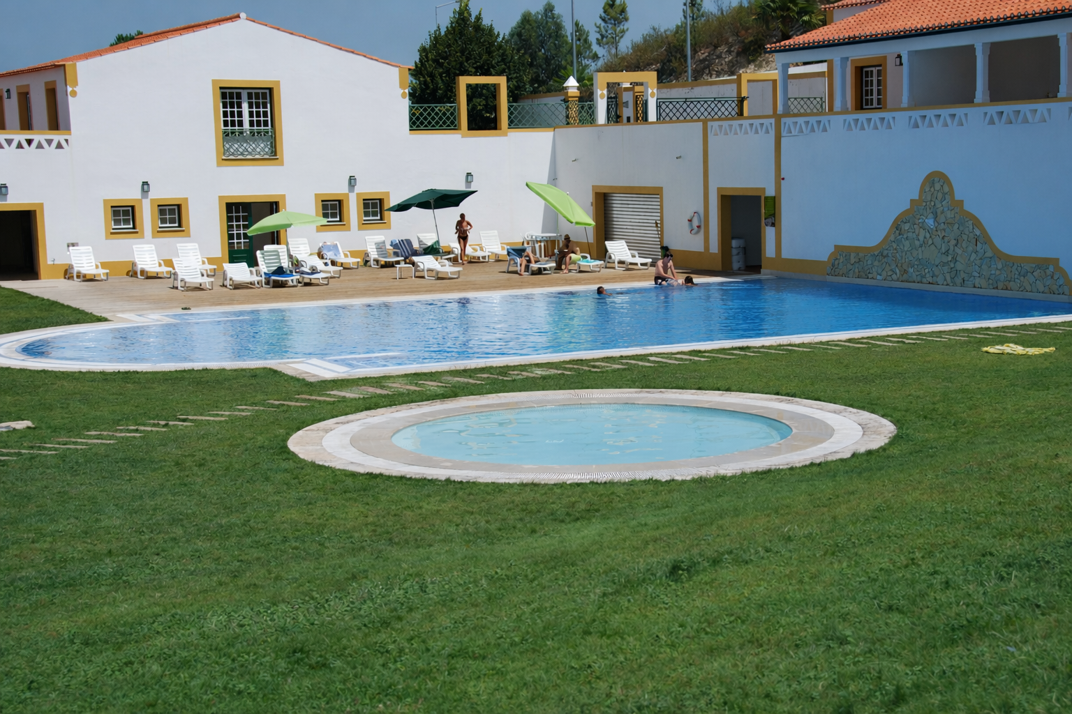 Área de piscina com estilo português