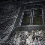 Janela degradada à noite