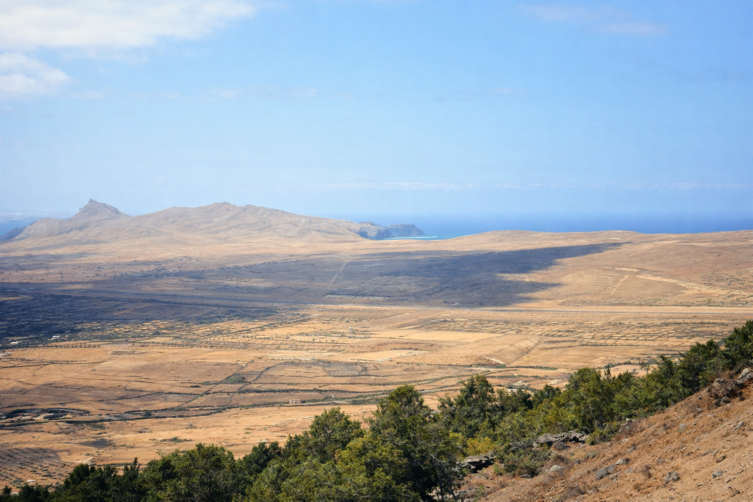 Paisagem árida com montanhas e vale