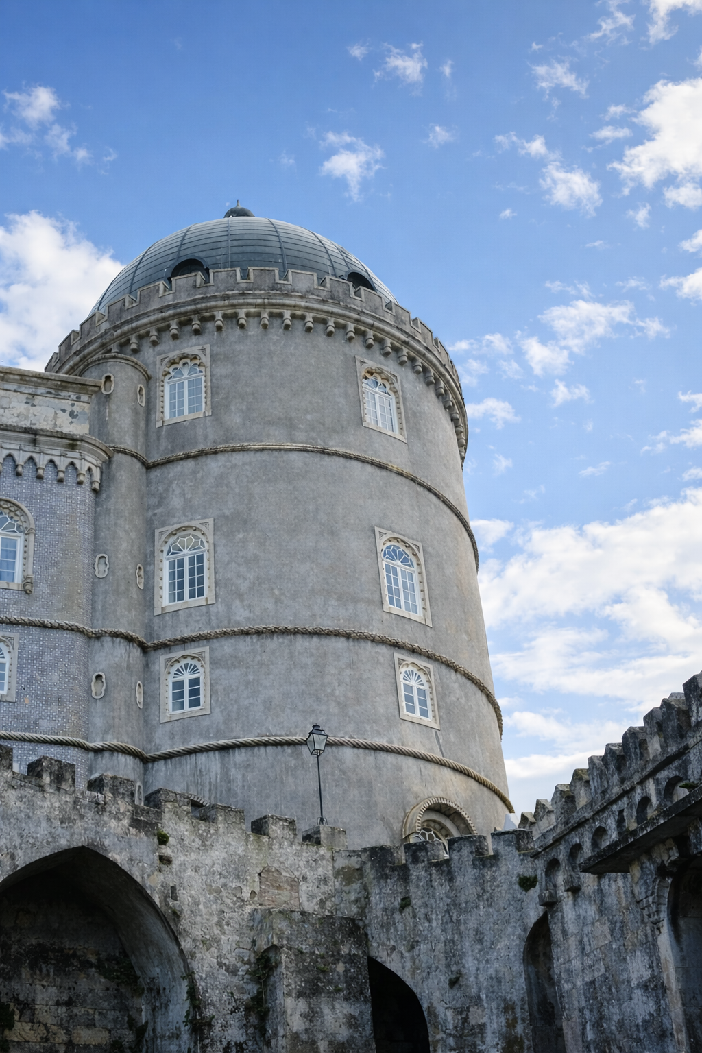 Torre histórica de pedra a brilhar