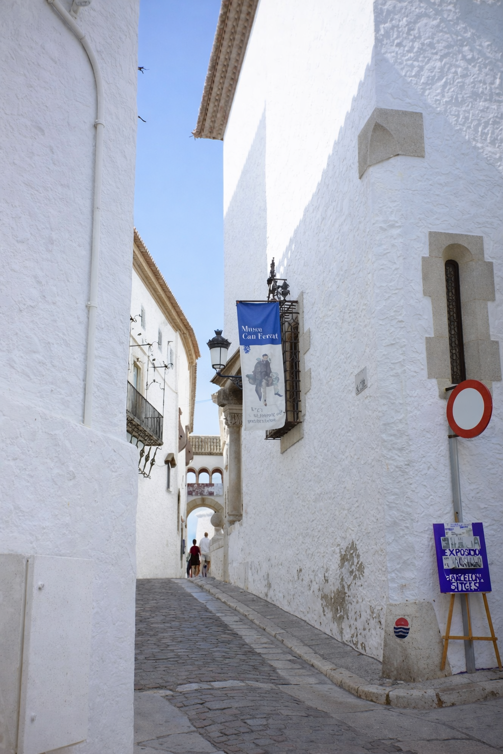 Ruela histórica em Sitges, Espanha