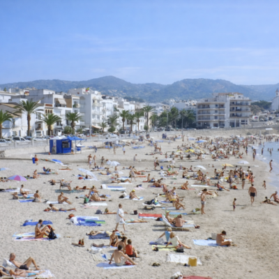 Praia ensolarada em Sitges