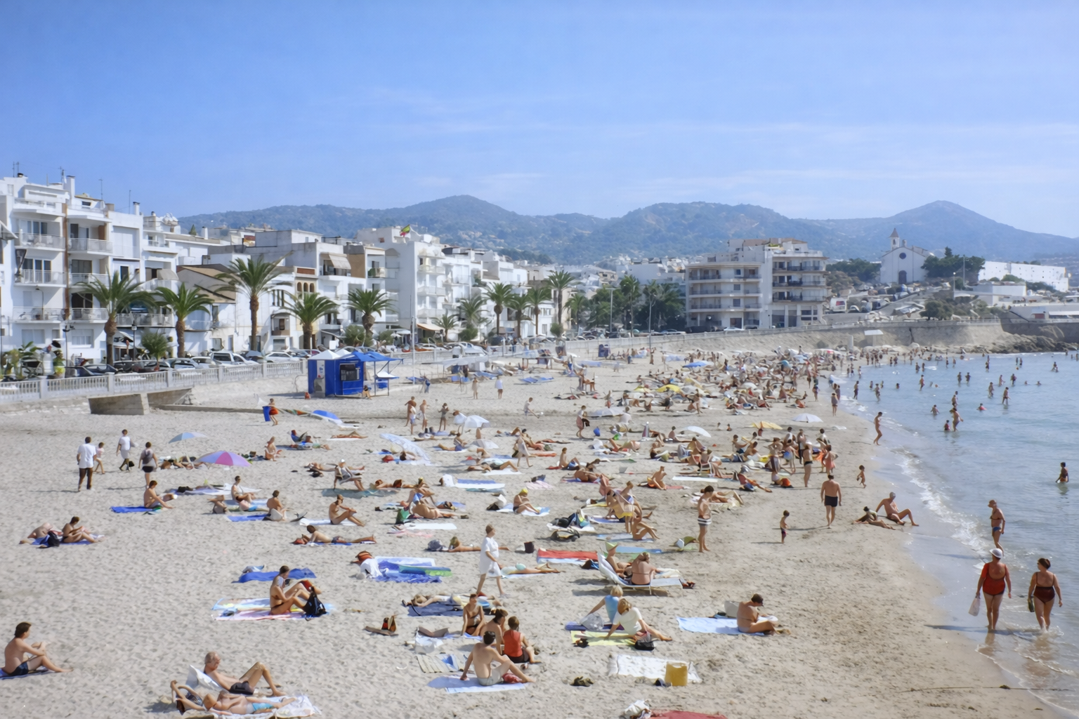 Praia ensolarada em Sitges
