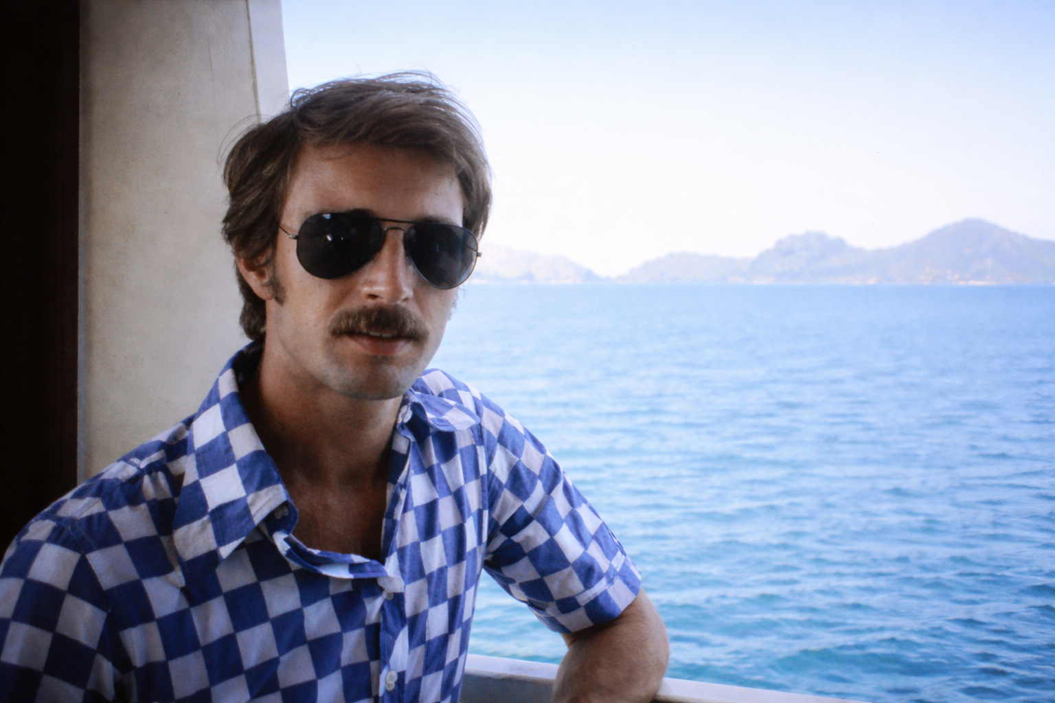 Homem com óculos de aviador no barco