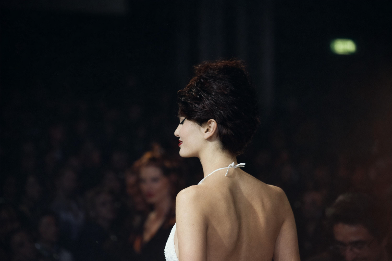 Mulher elegante num evento de moda