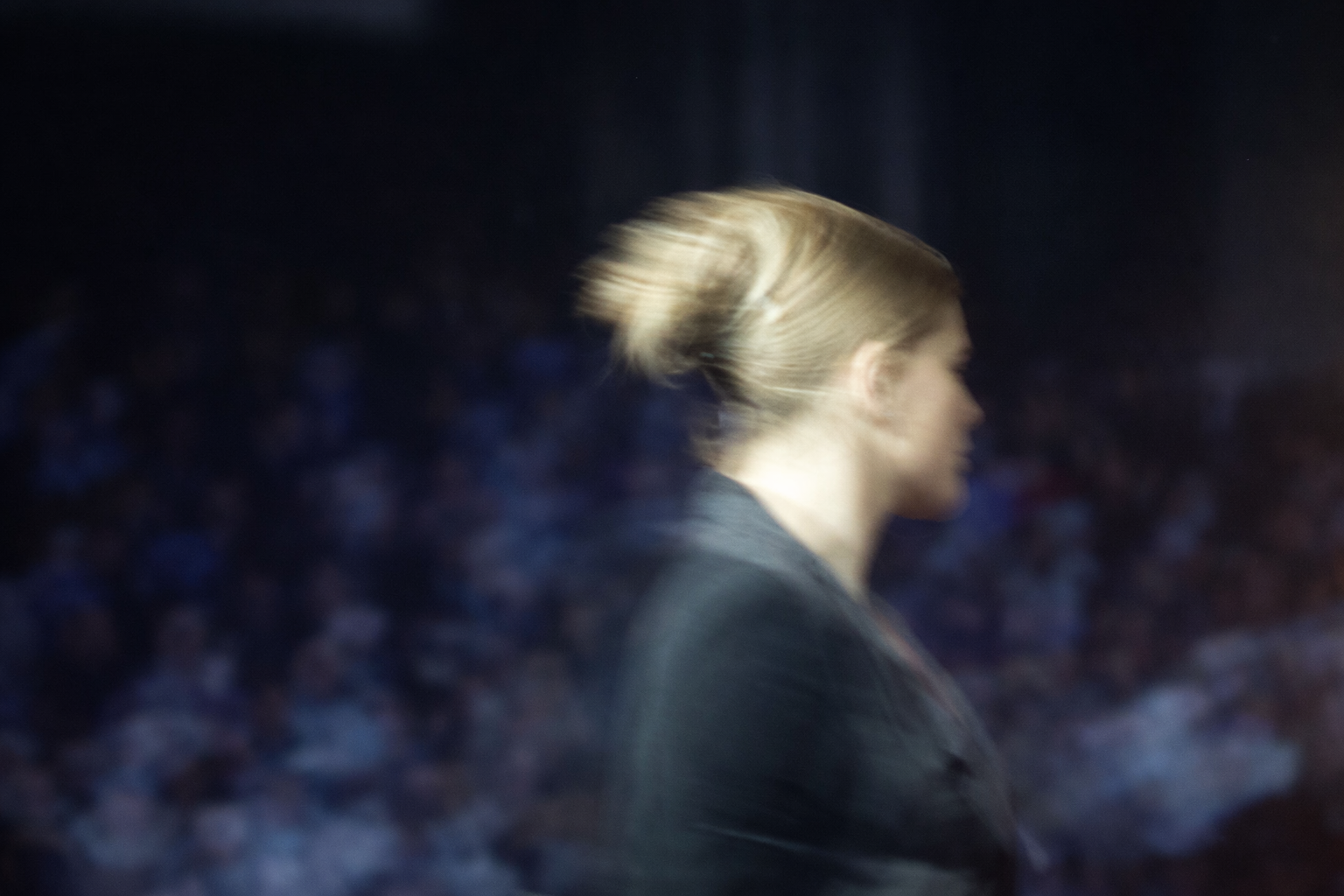 Mulher em movimento em evento indoor