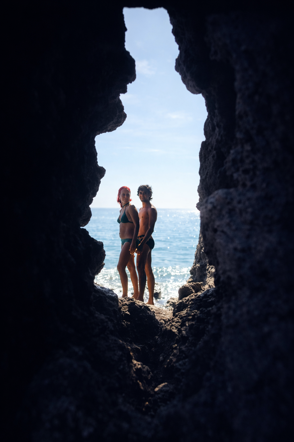 Casal à beira-mar na gruta