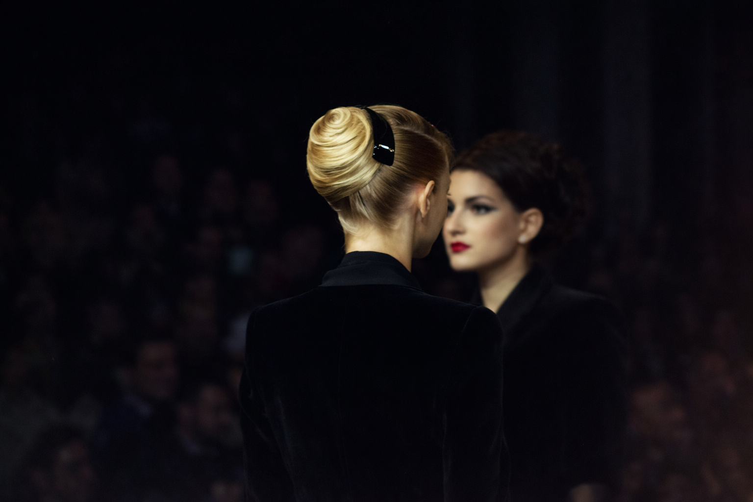 Conversa elegante em evento intimista