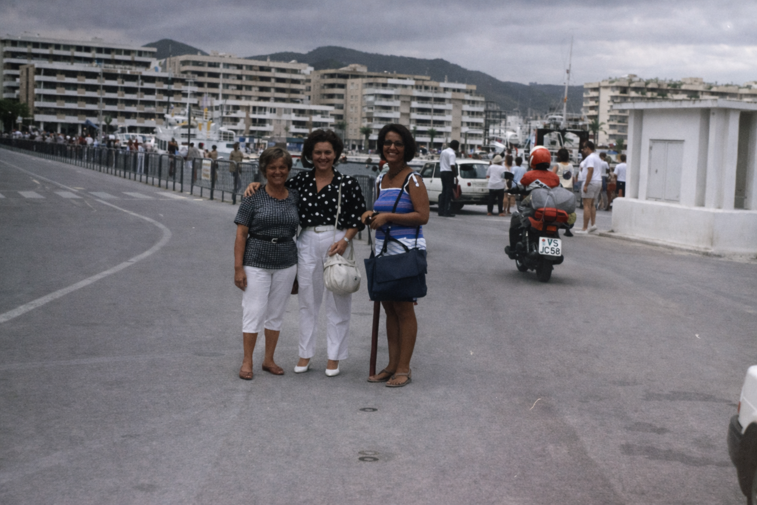 Amigas à beira-mar em dia nublado