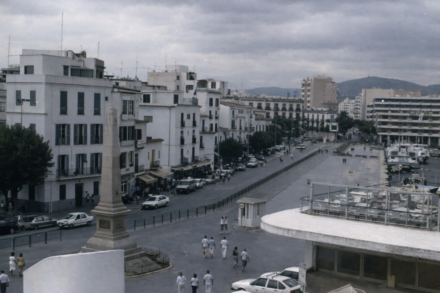 Vista costeira com monumento e barcos