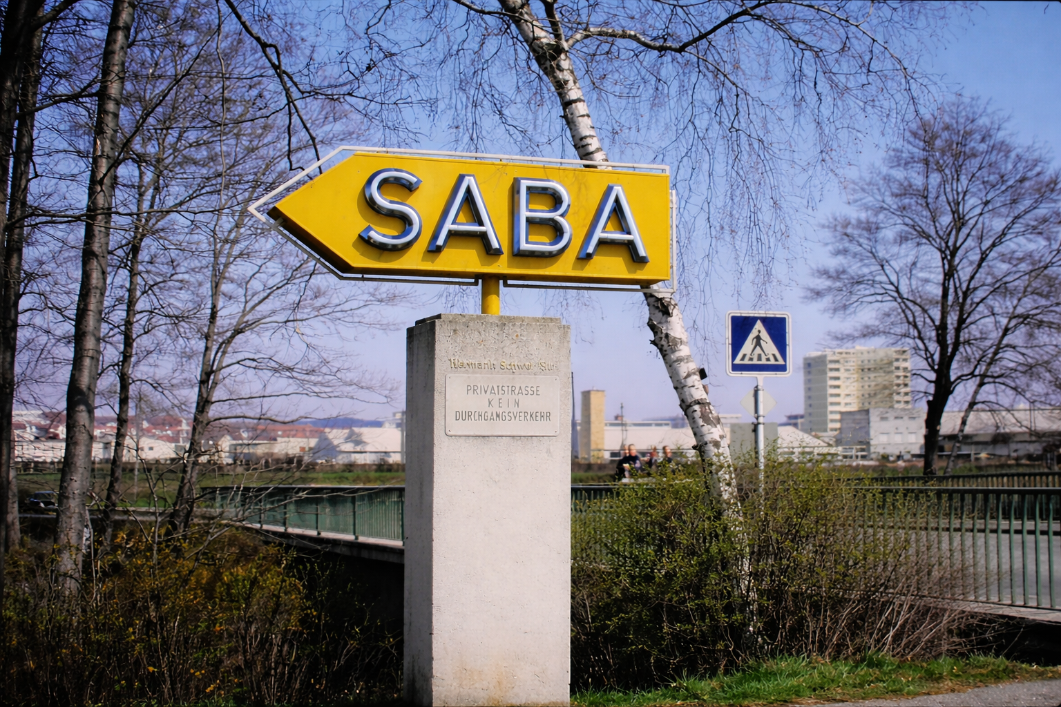 Sinal SABA em meio à paisagem urbana