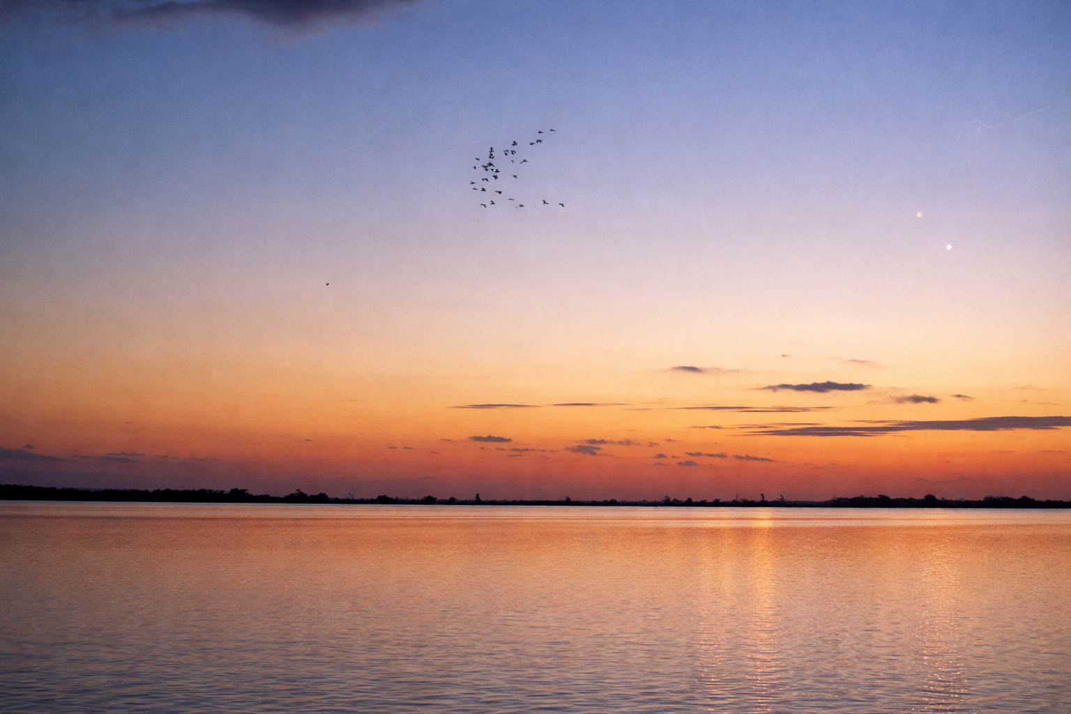 Pôr do sol sereno sobre o lago