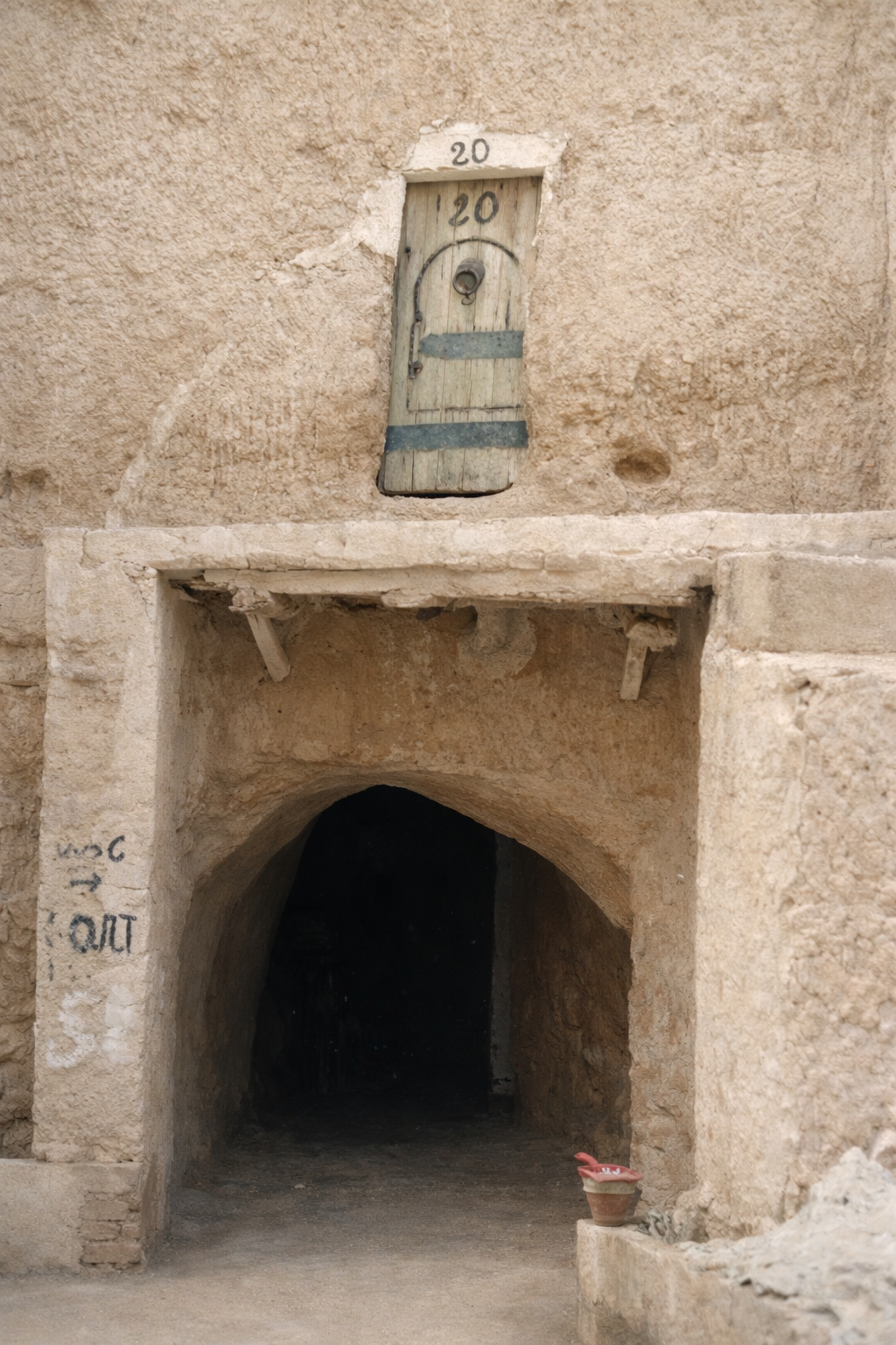 Porta verde em arco antigo