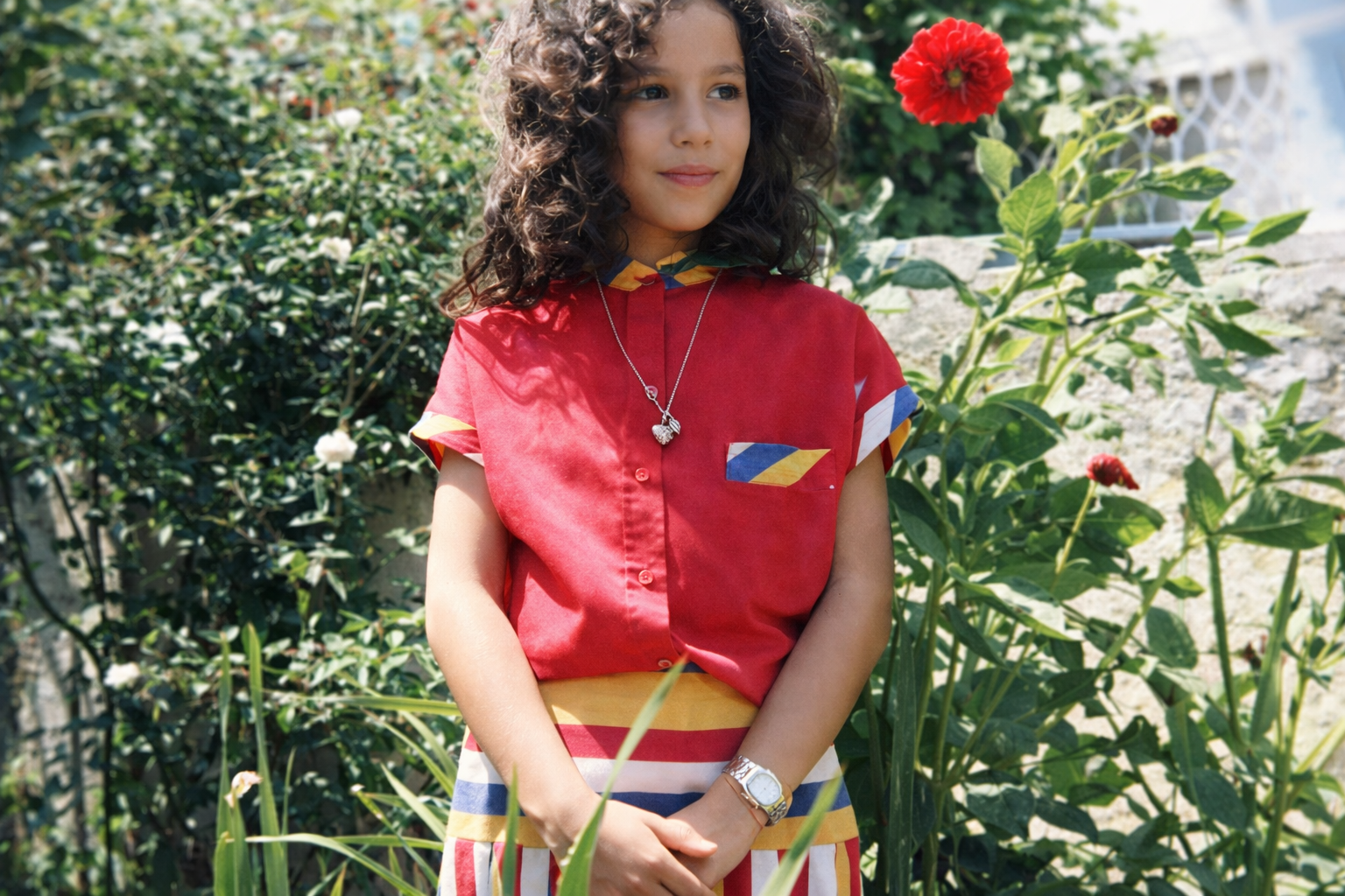 Menina no jardim com flores vivas