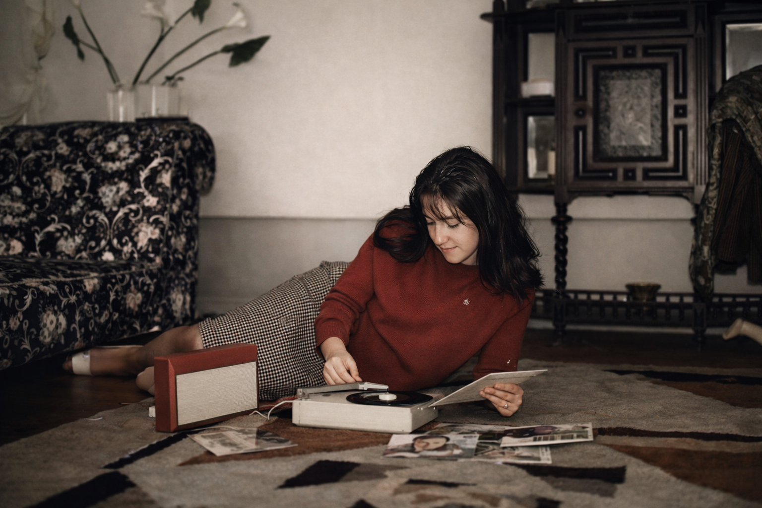 Mulher a ouvir vinil numa sala vintage