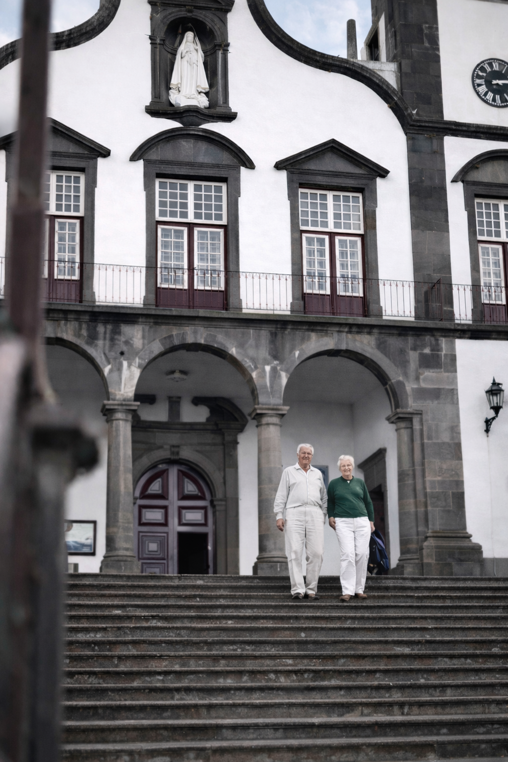 Casal diante da igreja histórica
