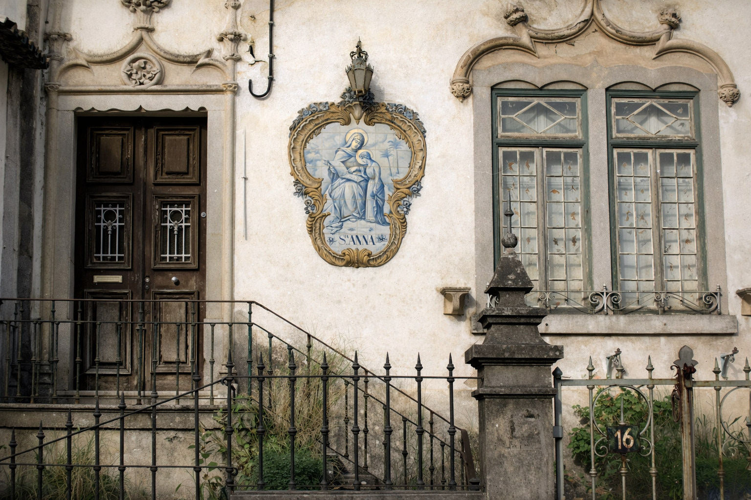 Fachada antiga com azulejos e ferro forjado