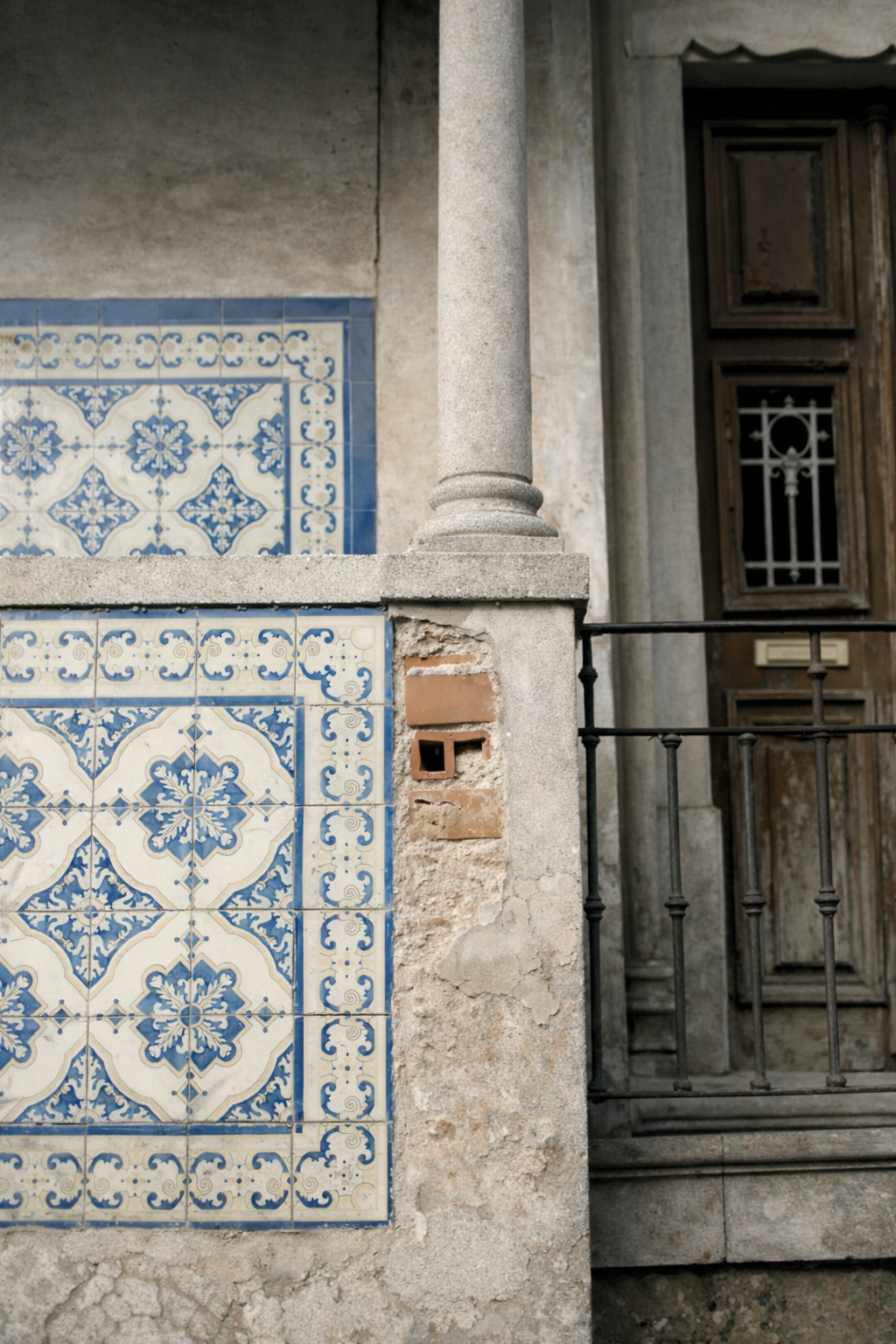 Azulejos e porta envelhecida