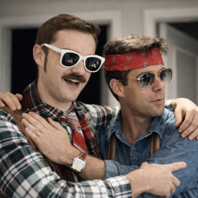 Amigos sorridentes diante da porta aberta