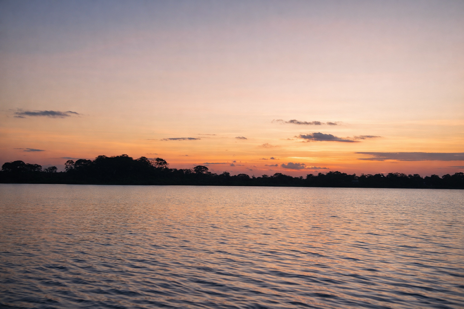 Paisagem tranquila ao pôr do sol