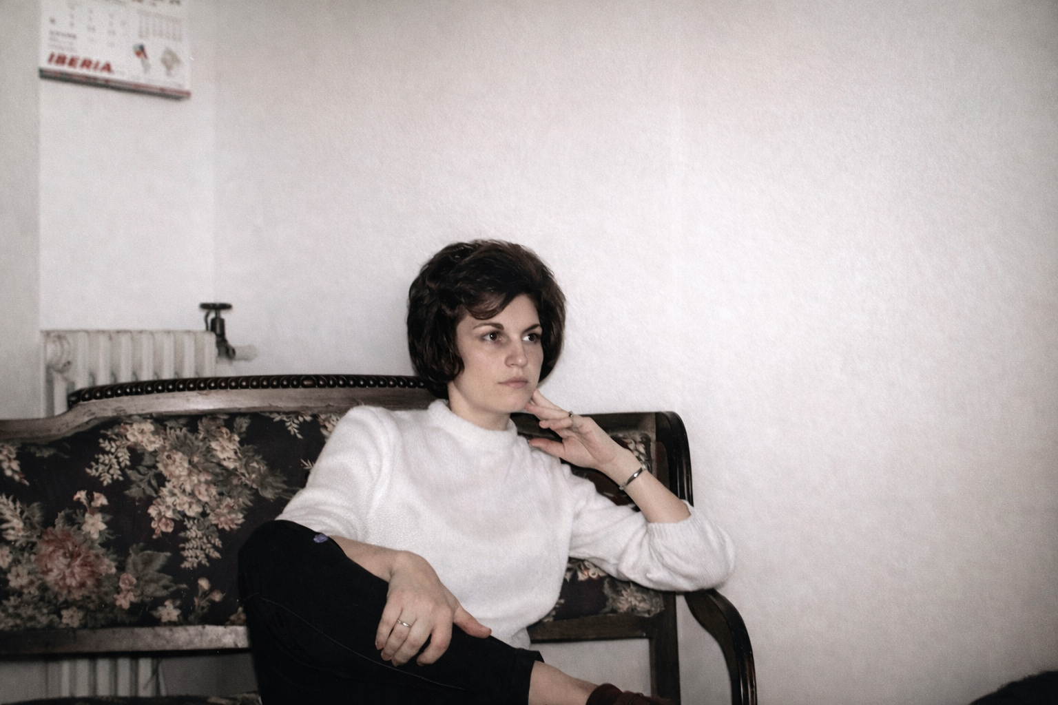 Mulher pensativa em sofá vintage